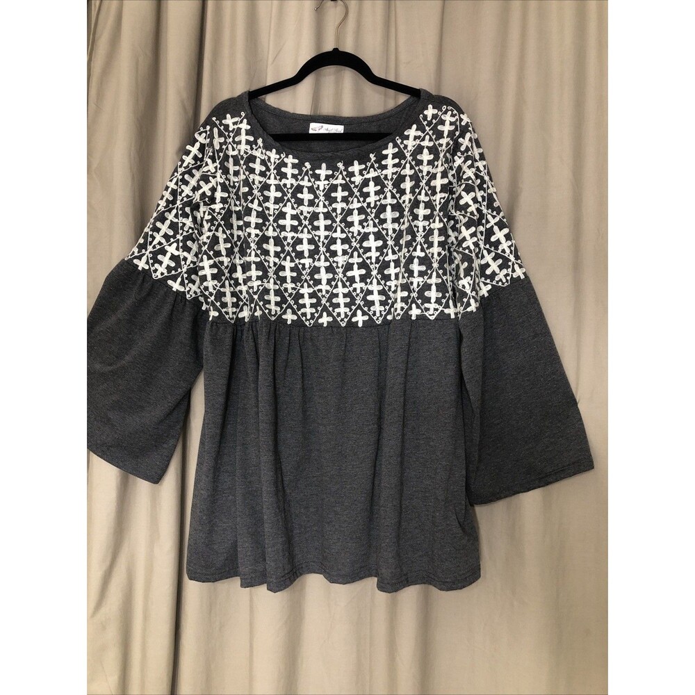 Angel Heart Boutique Women's Flowy top Gray w/ Off White Stitch Design Size 2X